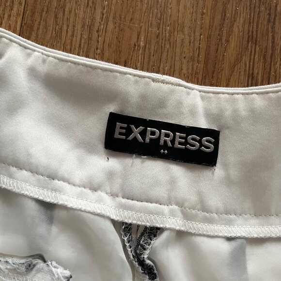 Express Mid Rise Pull On Trouser Shorts Stripe White Black Women’s Size 4 - Picture 6 of 7